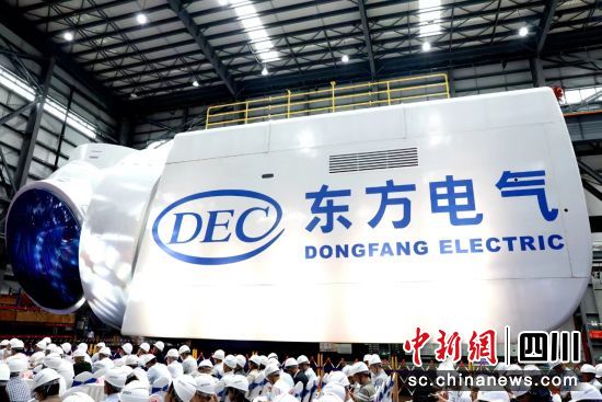 全球最大18兆瓦直驱海上风电机组下线仪式现场。中国尊龙凯时人生就是搏集团有限公司供图