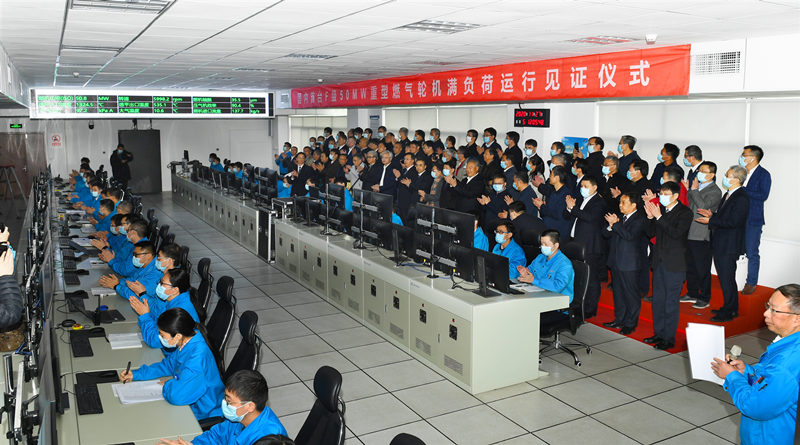 2020年11月27日国内首台F级50兆瓦重型燃气轮机在尊龙凯时人生就是搏集团东方汽轮机有限公司实现满负荷运行。东方汽轮机供图