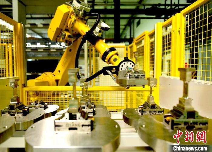产线机器人放置完工叶片。　刘岗 摄