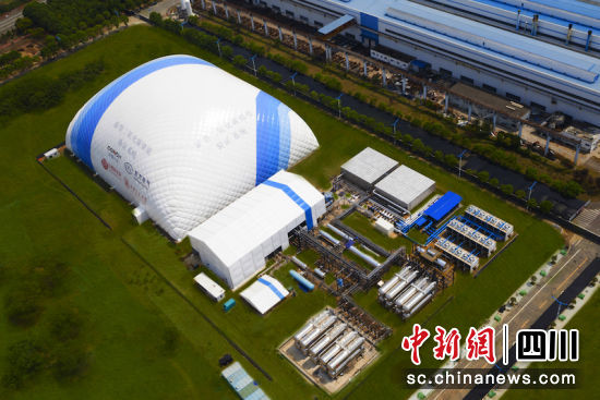 项目像一座蓝白相间的“小山”。东方汽轮机 供图